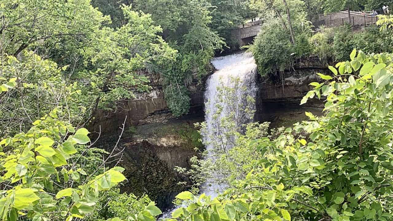 Why Minneapolis Should Be on Your Travel Radar: 5 Surprising Finds 24 Minneapolis - Minnehaha Park - Wikimedia Commons - Danksergeant15 - https___commons.wikimedia.org_wiki_File_Minneapolis_-_Minnehaha_Park_-_20200623143356.jpg