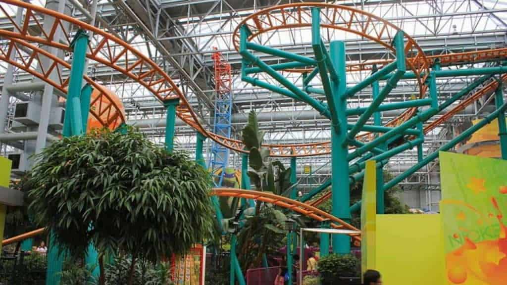 24 American Attractions That Look Like Tourist Traps but Secretly Deserve the Hype 5 minnesota-minneapolis-mall-of-america-rollercoaster - Creative Commons - Yinan Chen - httpwww.goodfreephotos.complacesminnesotaminneapolis-st.-paulminnesota-minneapolis-mall-of-america-rollercoas (1)