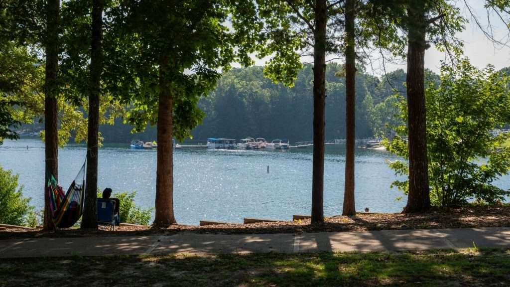 17 American Lakes Locals Believe “Never Give Back What They Take” 15 Lake Jocassee South Carolina river place
