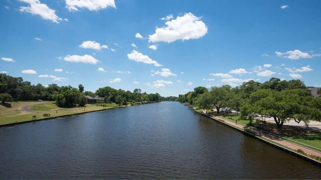 10 Charming Small Towns in the U.S. with Rich History and Character 3 Natchitoches Louisiana river lake place