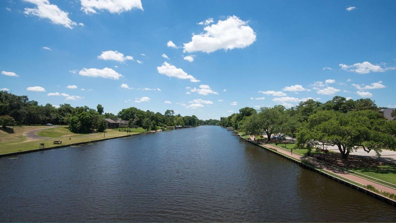 17 Quaint Small Towns in America That Are Full of Character 14 Natchitoches Louisiana river lake place