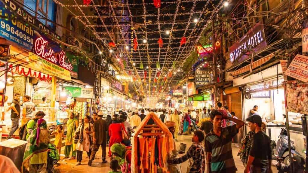 19 Scenic Vacays Where You’ll Spend Less 10 Chandni Chowk Delhi India people