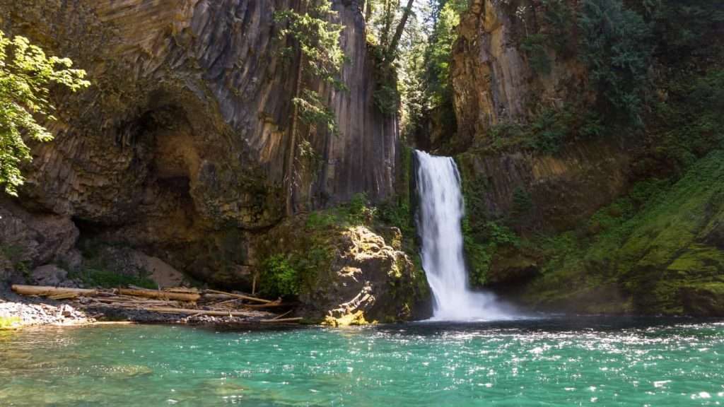 21 Scenic U.S. Waterfalls You Can Hike to Without the Crowds 9 Toketee Falls Oregon