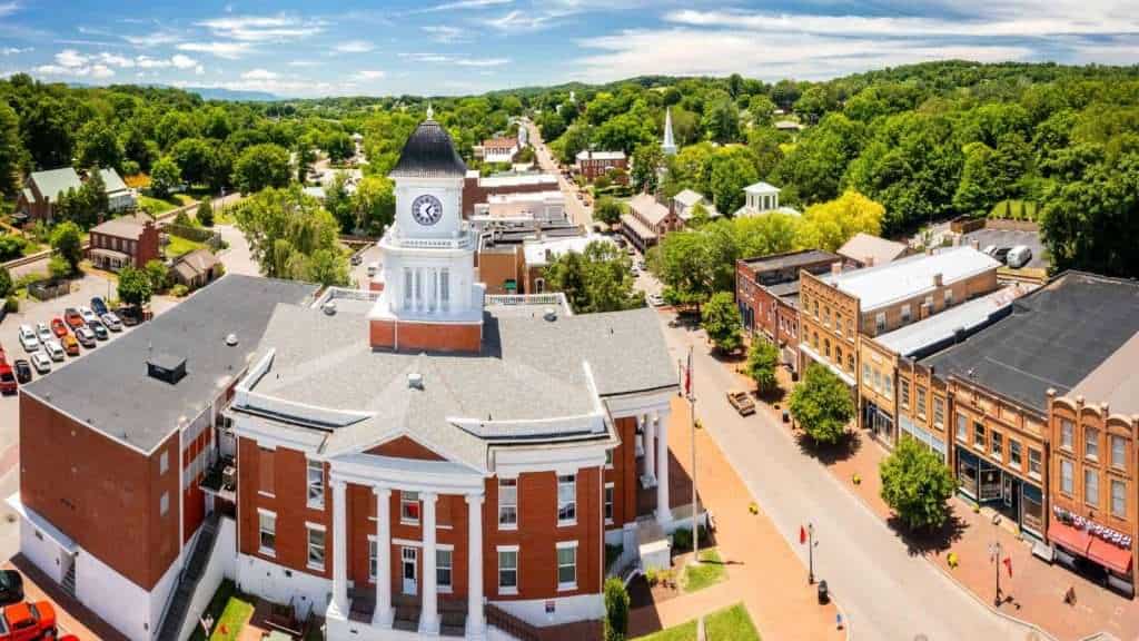 22 Picture-Perfect American Main Streets That Feel Straight Out of a Movie Set 2 Franklin Tennessee