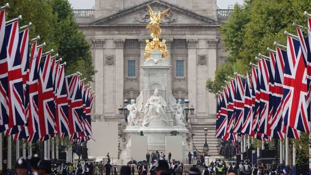 12 Perfect Destinations for Grandparents Traveling with Their Grandkids 5 London England