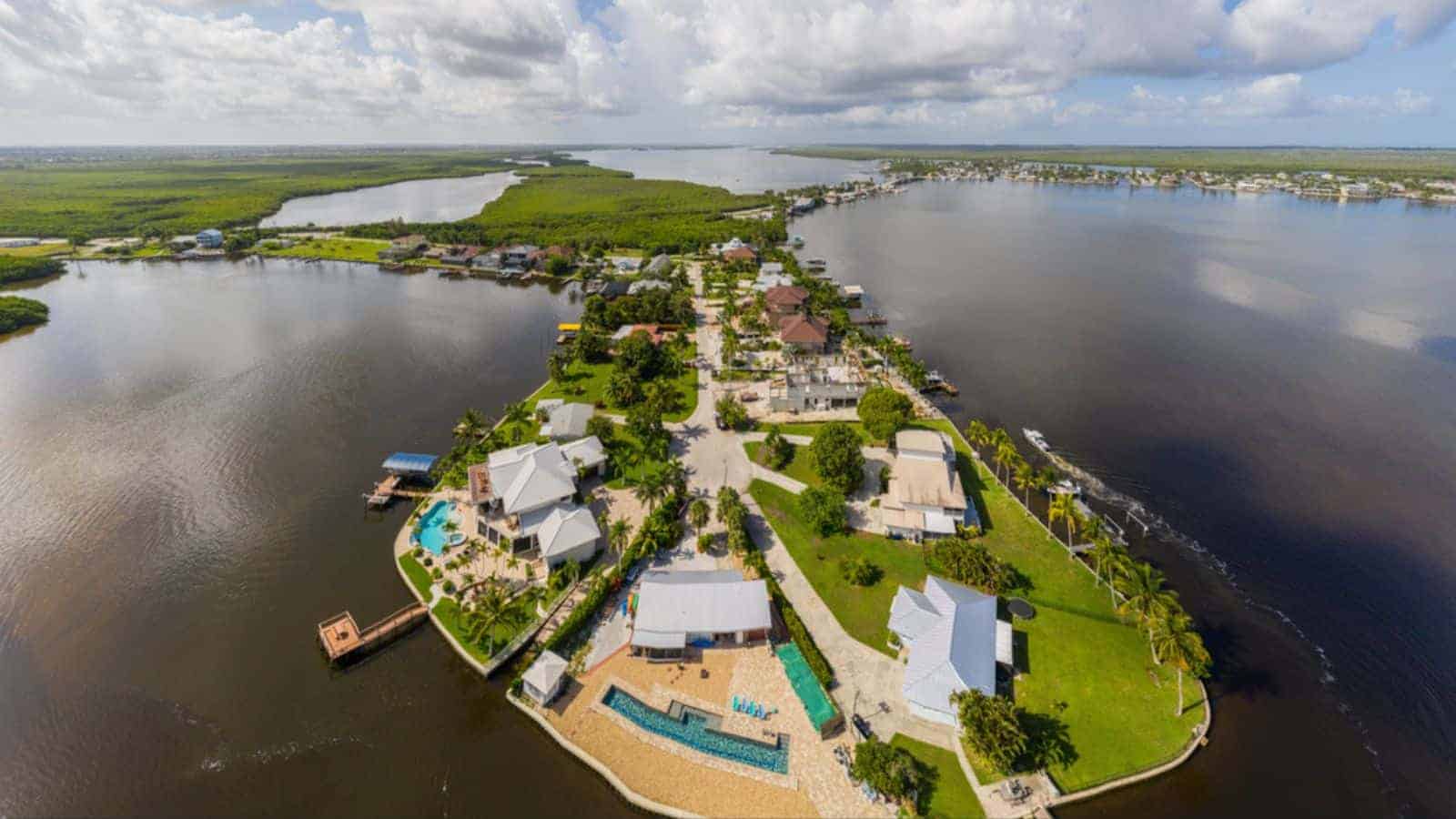 18 Underrated U.S. Coastal Towns That Offer Peaceful Seclusion 8 Matlacha Florida