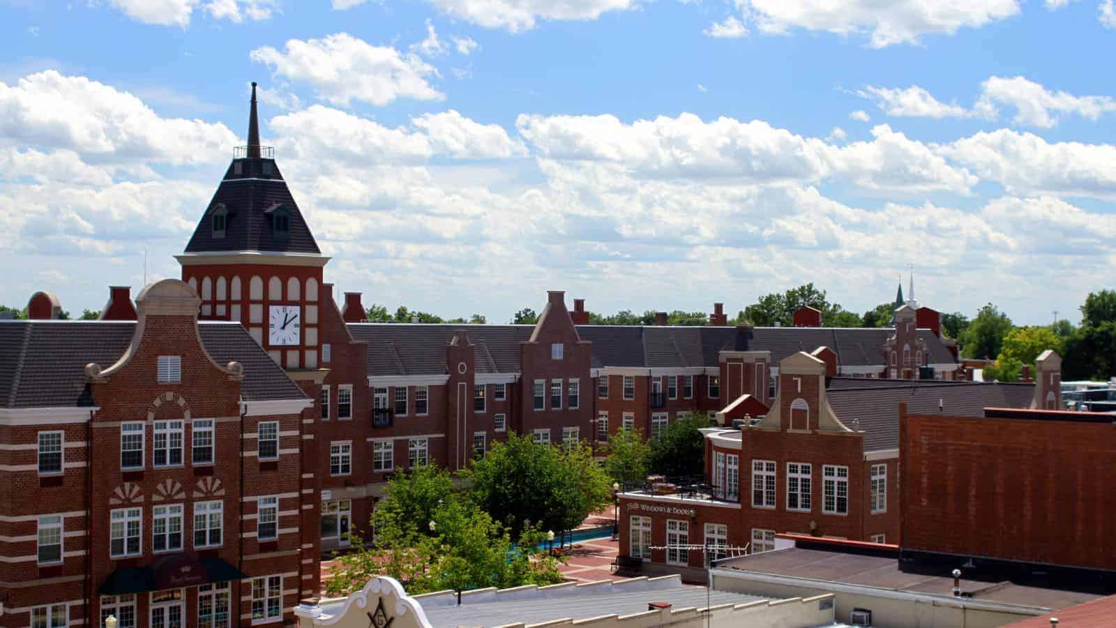 22 Picturesque U.S. Towns That Feel Like You’re in a European Village 11 Pella Iowa