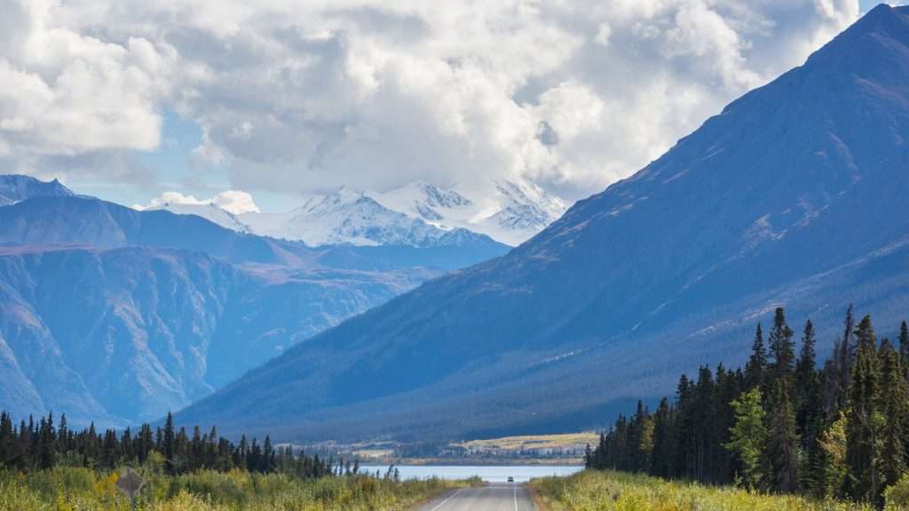 11 Iconic U.S. Road Trips for Those Growing Older But Staying Young at Heart 7 Shutterstock 2422595133