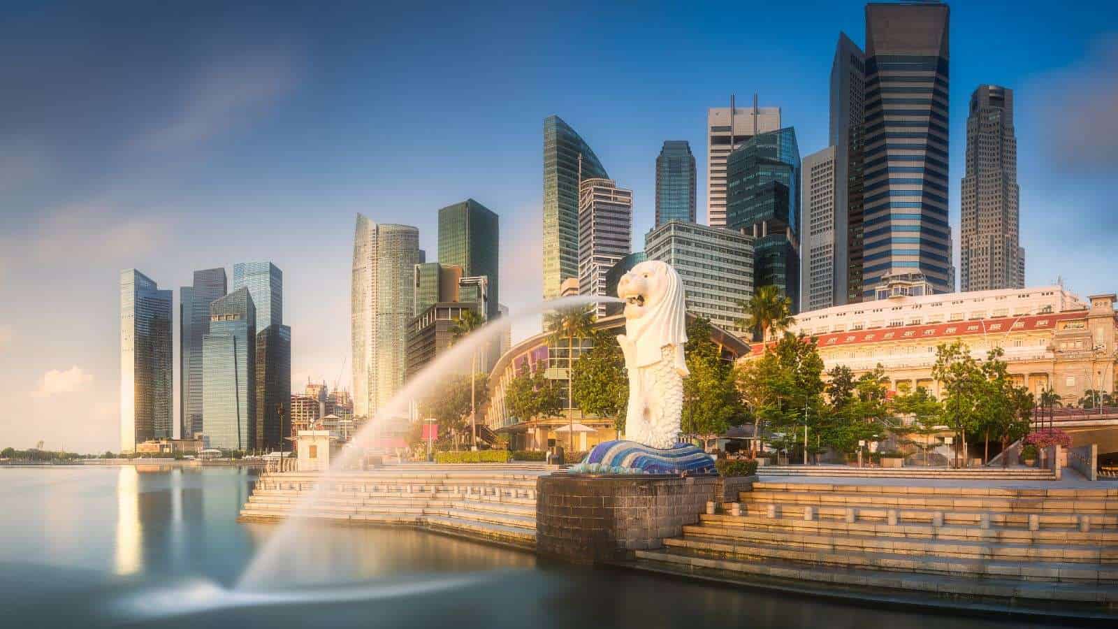 18 Destinations Where History Meets Modernity 10 Singapore place lion statue