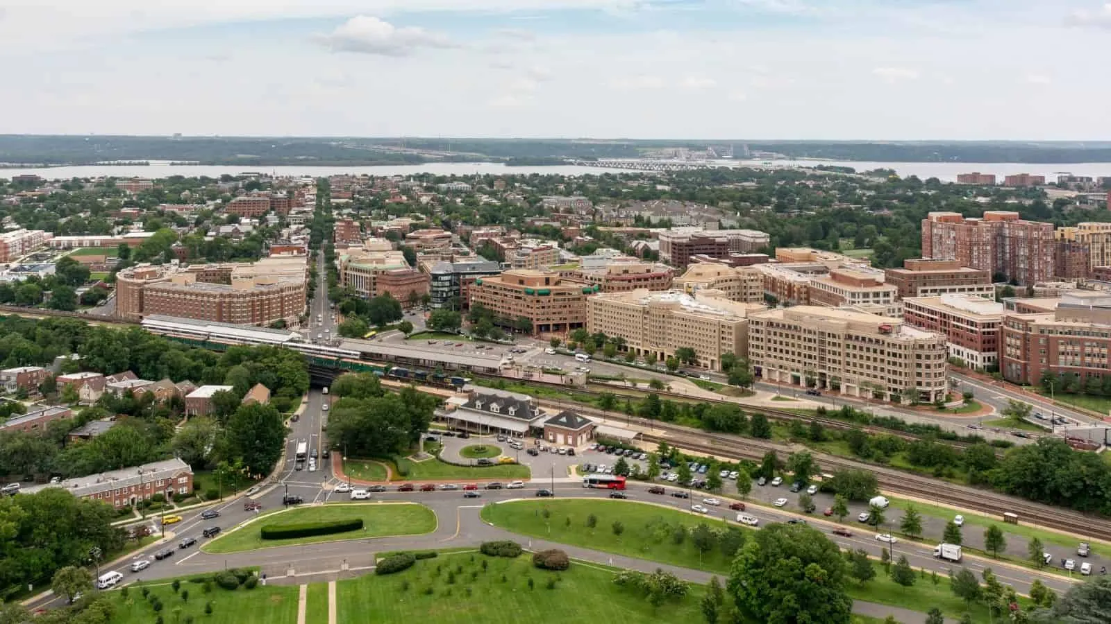 22 Picturesque U.S. Towns That Feel Like You’re in a European Village 23 Alexandria Virginia