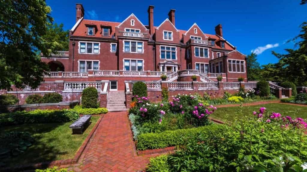 19 Surprising Luxury Getaways in the Heart of the Midwest 17 Duluth Minnesota – Fitgers Inn