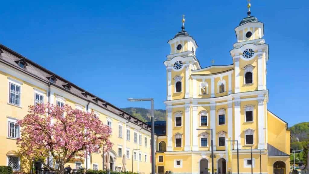 19 Movie Locations You Can Actually Visit from The Sound of Music 8 mondsee cathedral basilika st. michael