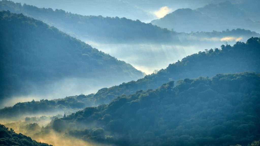 21 Rustic Countryside Retreats That Will Make You Want to Pack Your Bags 5 Blue Ridge Mountains Virginia USA