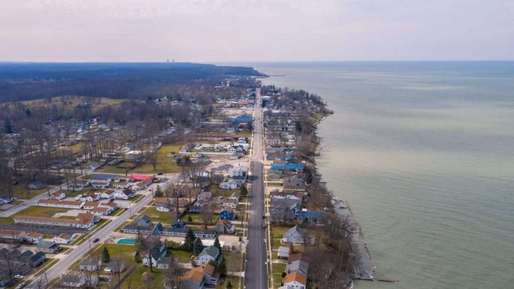 21 U.S. Lakeside Towns That Will Take Your Breath Away 9 Geneva on the Lake Ohio