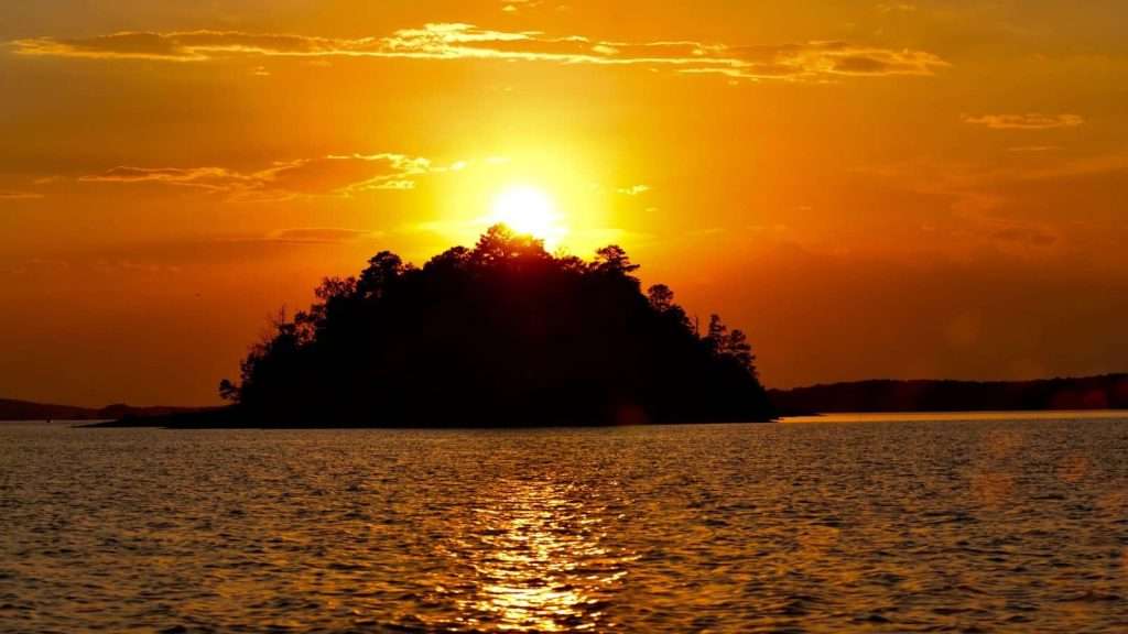 21 Breathtaking Lakes in the U.S. That Aren’t Lake Tahoe 10 Lake Ouachita Arkansas