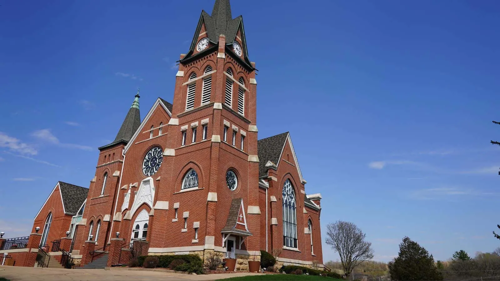 22 Picturesque U.S. Towns That Feel Like You’re in a European Village 6 New Glarus Wisconsin