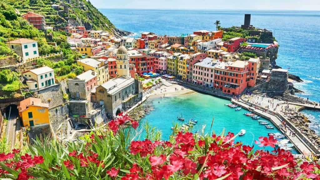 19 Stunning Cliffside Towns You Have to See to Believe 12 Vernazza Italy