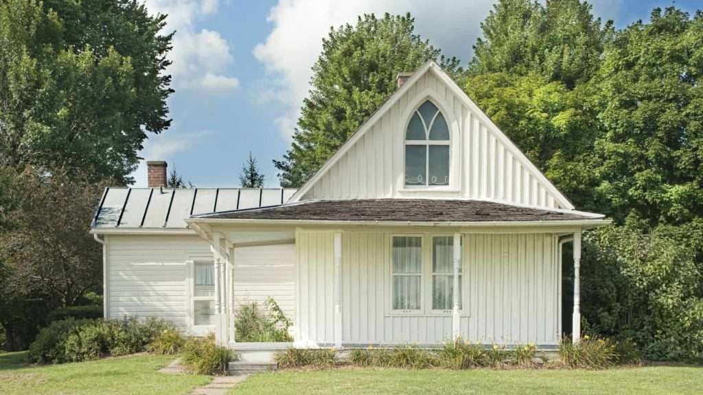 18 Remote Islands That Are Surprisingly Easy to Reach 9 american gothic house iowa