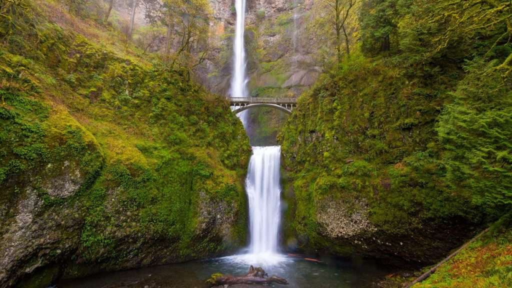 18 Remote Islands That Are Surprisingly Easy to Reach 3 multnomah falls oregon
