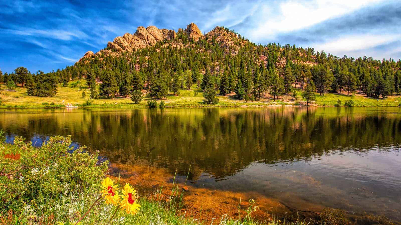 16 Scenic American Towns Where Nature Steals the Show 17 Estes Park Colorado