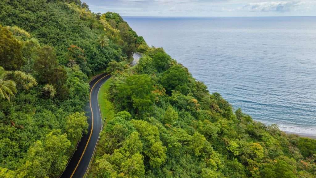 23 Picture-Perfect American Places That Feel “Too Good to Be Real” 7 Hana Highway Hawaii USA