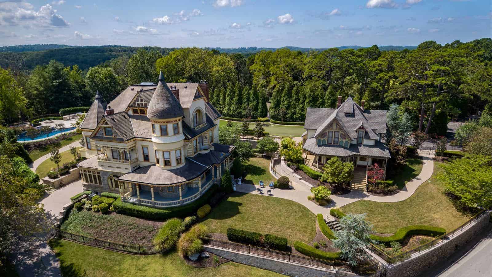 17 Quaint Small Towns in America That Are Full of Character 9 Eureka Springs Arkansas