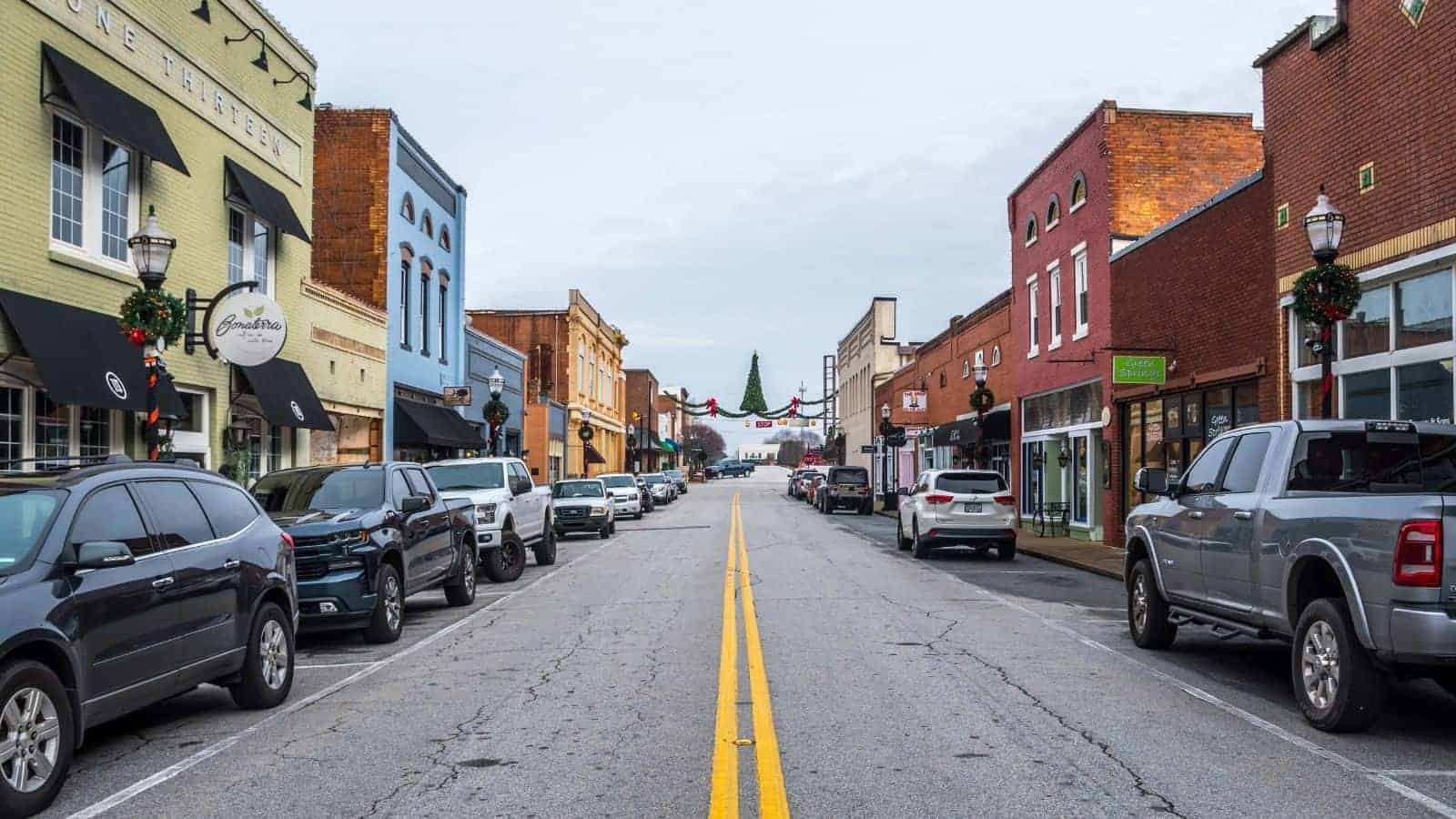 12 Hidden Lake Towns in the U.S. That Feel Like Secret Summer Escapes 7 Seneca South Carolina