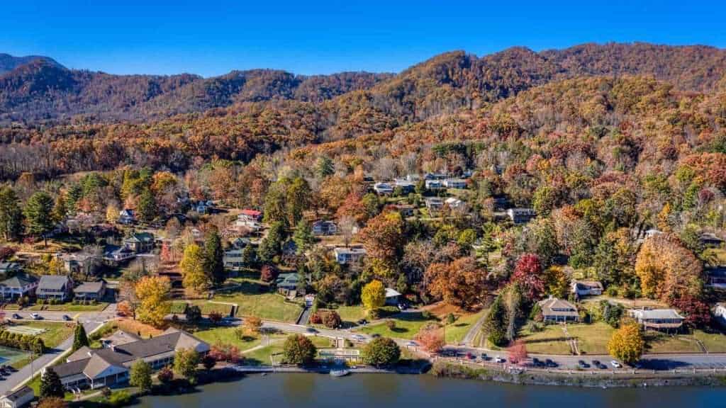 24 Small American Towns That Feel Like a Total Escape From Reality 14 Brevard North Carolina