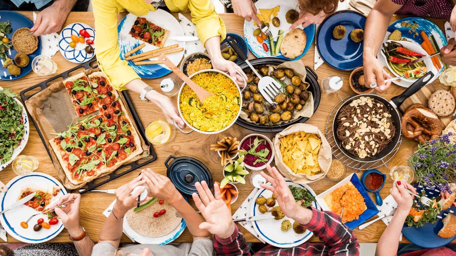 18 Things to Do When You Want to Make Friends While Traveling 14 Eat at Communal Tables
