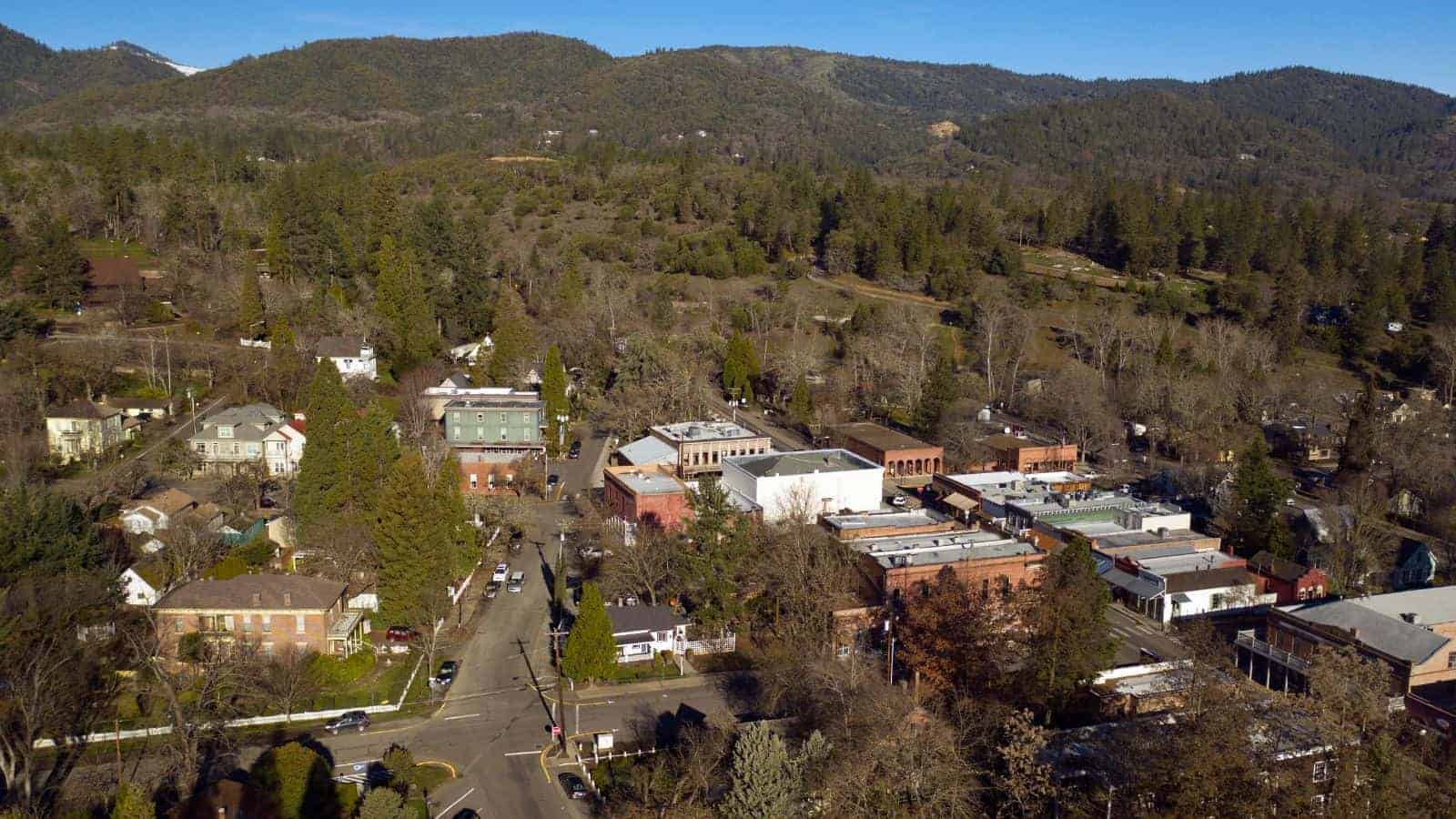 23 Dreamy Small Towns in the U.S. That Belong in a Hallmark Movie 17 Jacksonville Oregon