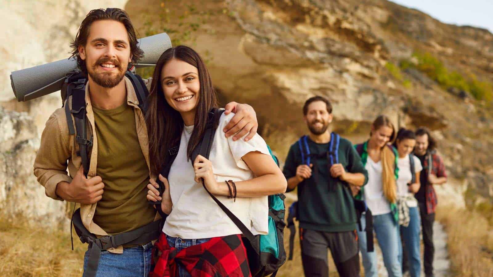 18 Things to Do When You Want to Make Friends While Traveling 3 Join Group Tours or