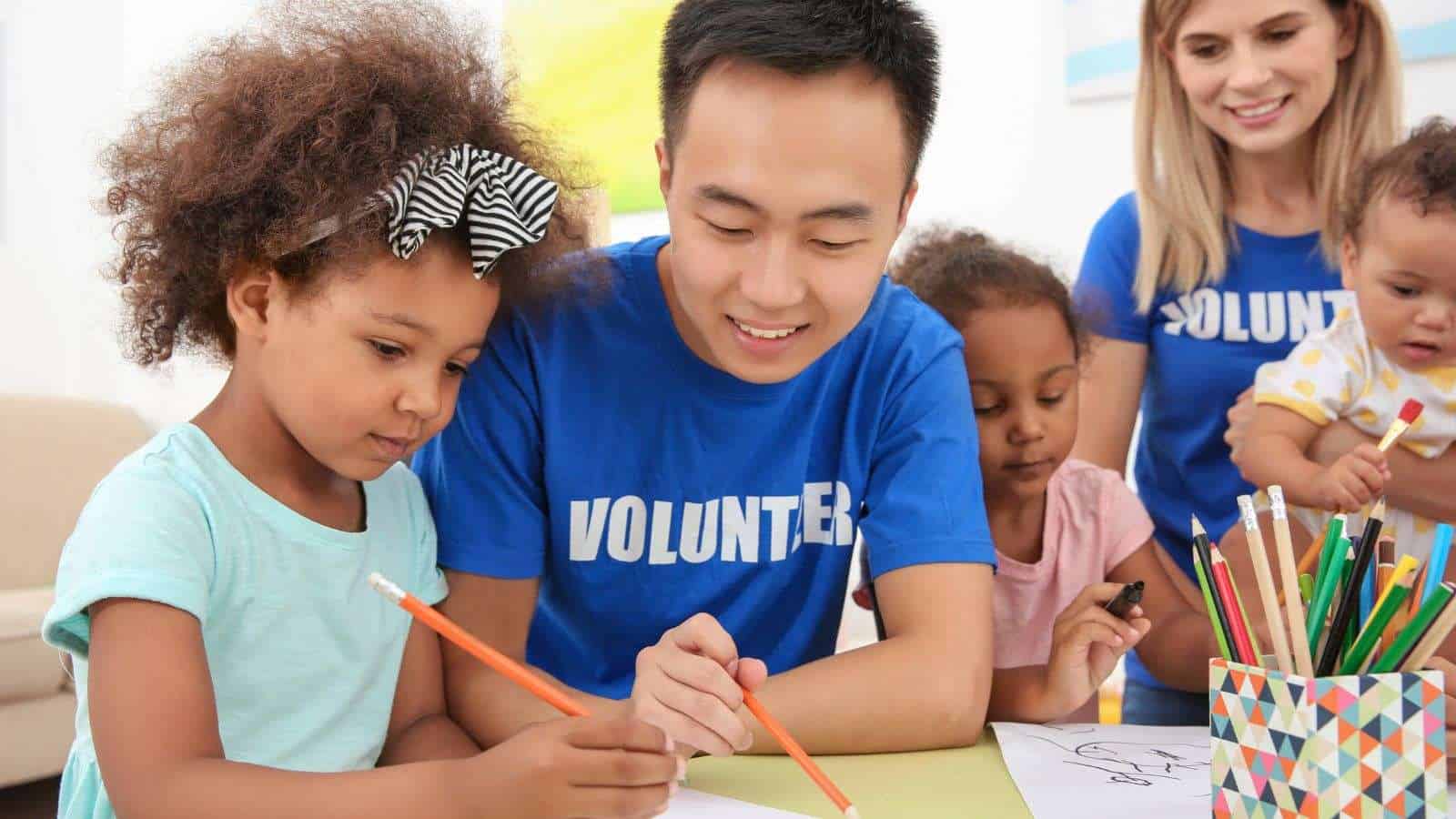 18 Things to Do When You Want to Make Friends While Traveling 7 Volunteering Abroad