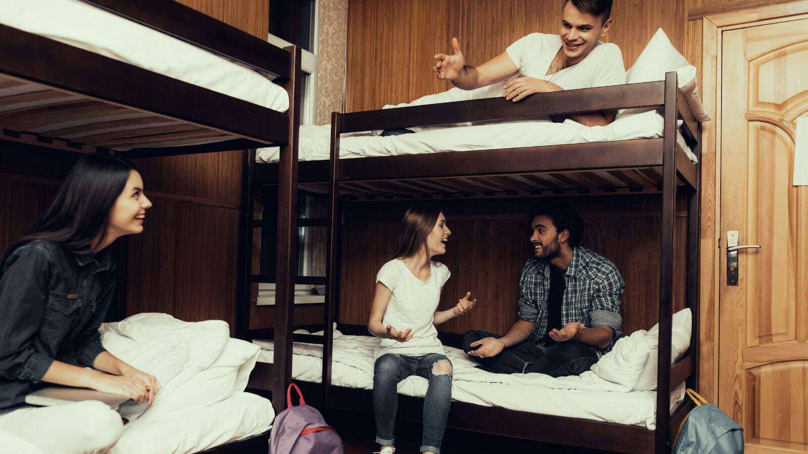 18 Things to Do When You Want to Make Friends While Traveling 2 staying in hostel