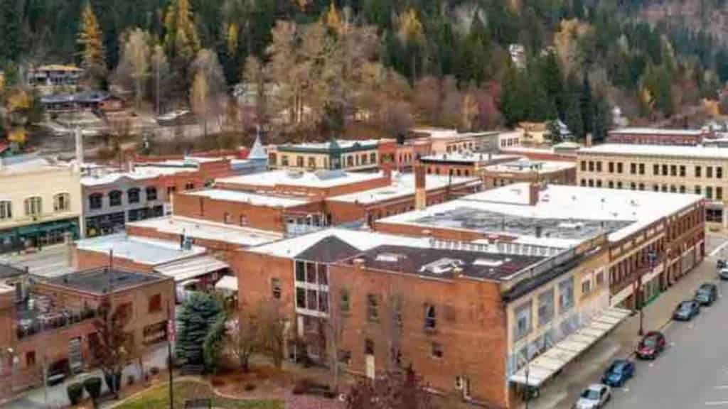 26 American Towns So Remote They Feel Completely Cut Off From Reality 14 A Peaceful Hideaway in Wallace Idaho