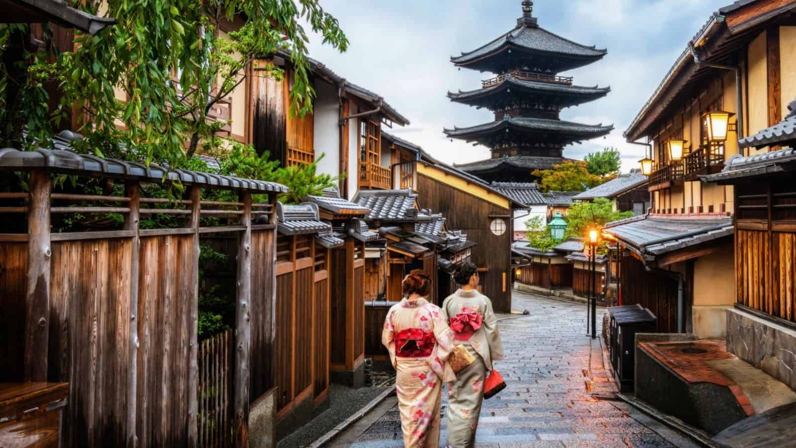 18 Group Tours That Forge Friendships Around the World 19 Art and Architecture Tour of Japan
