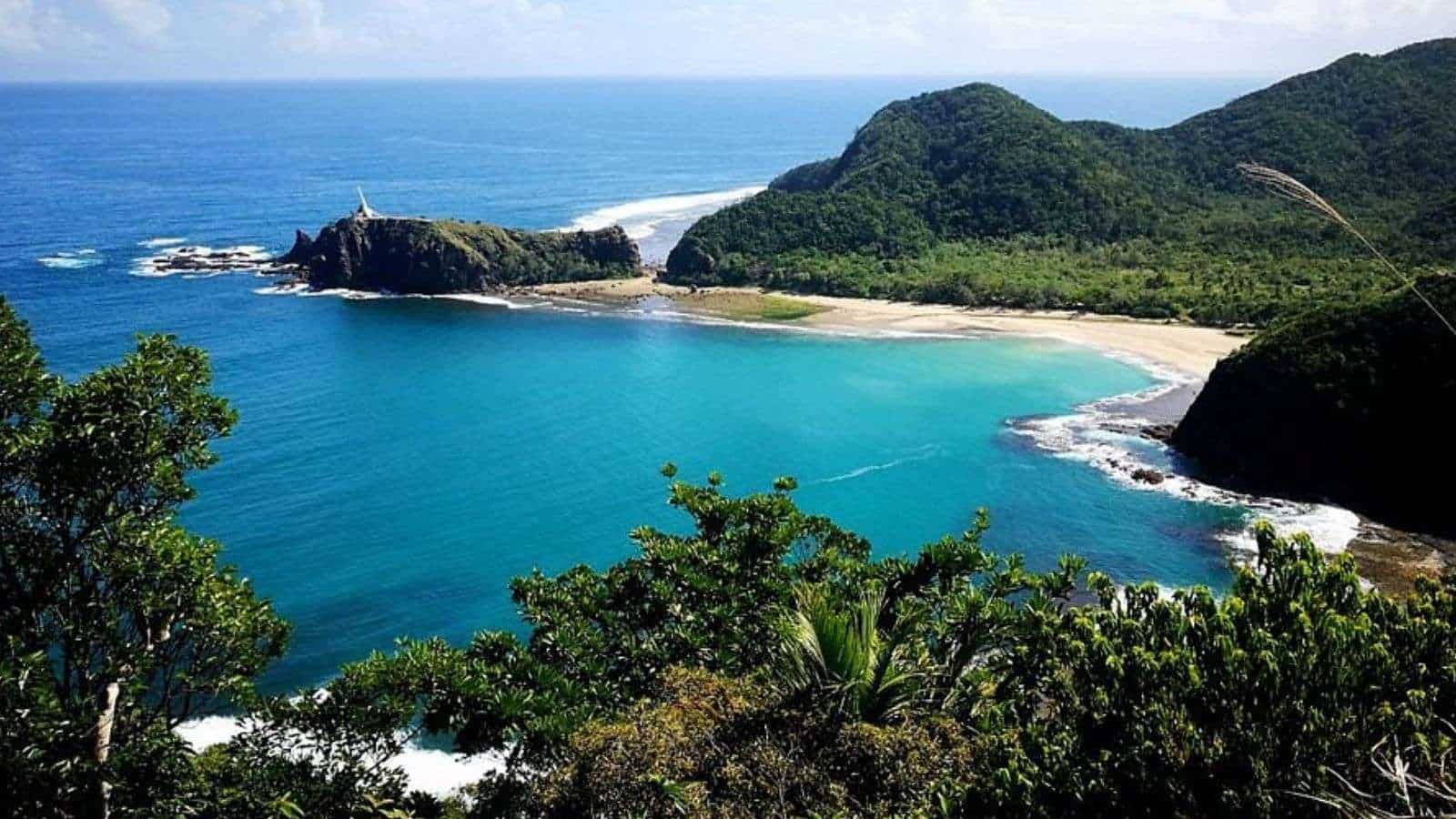 16 Untouched Beaches in the Philippines That Only Locals Visit 14 Dicasalarin Cove in Baler