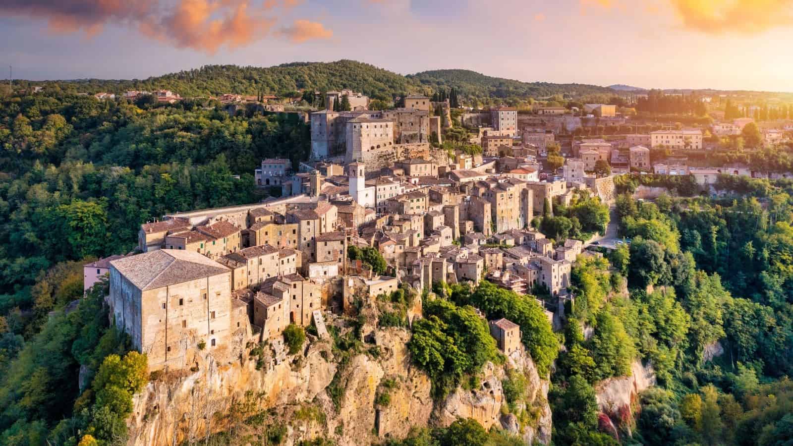 18 Picturesque Towns in Italy That Only Locals Visit 10 Pitigliano Tuscany