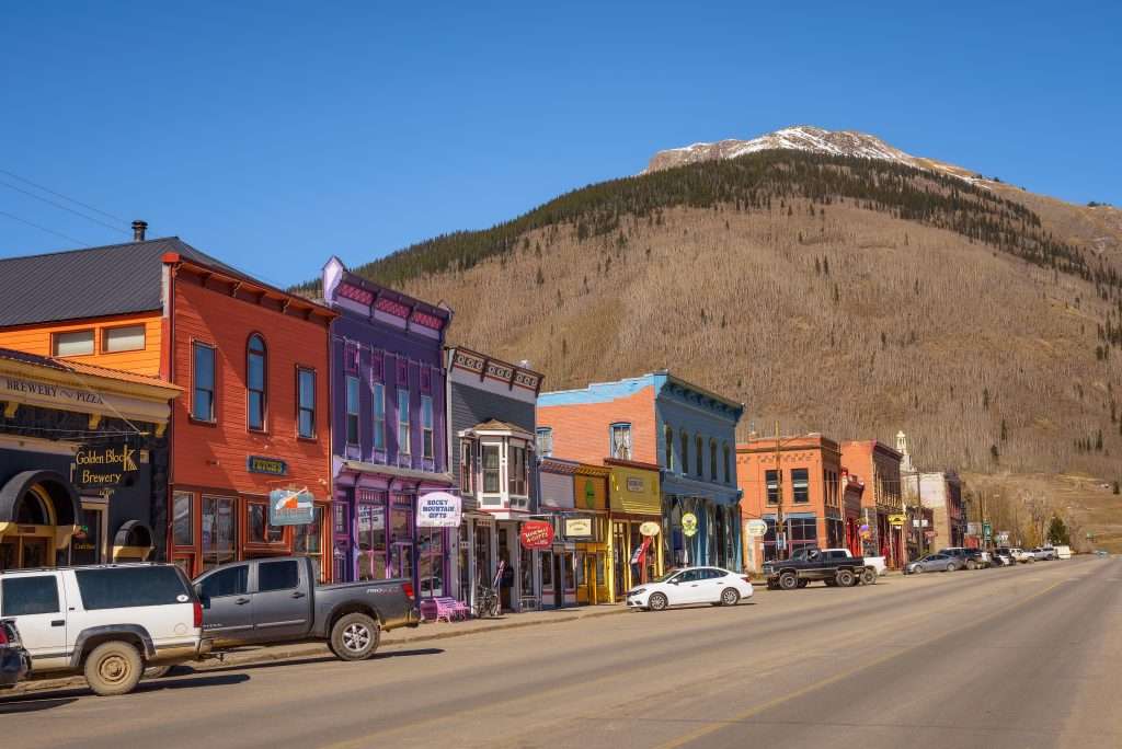 22 Picture-Perfect American Main Streets That Feel Straight Out of a Movie Set 21 silverton