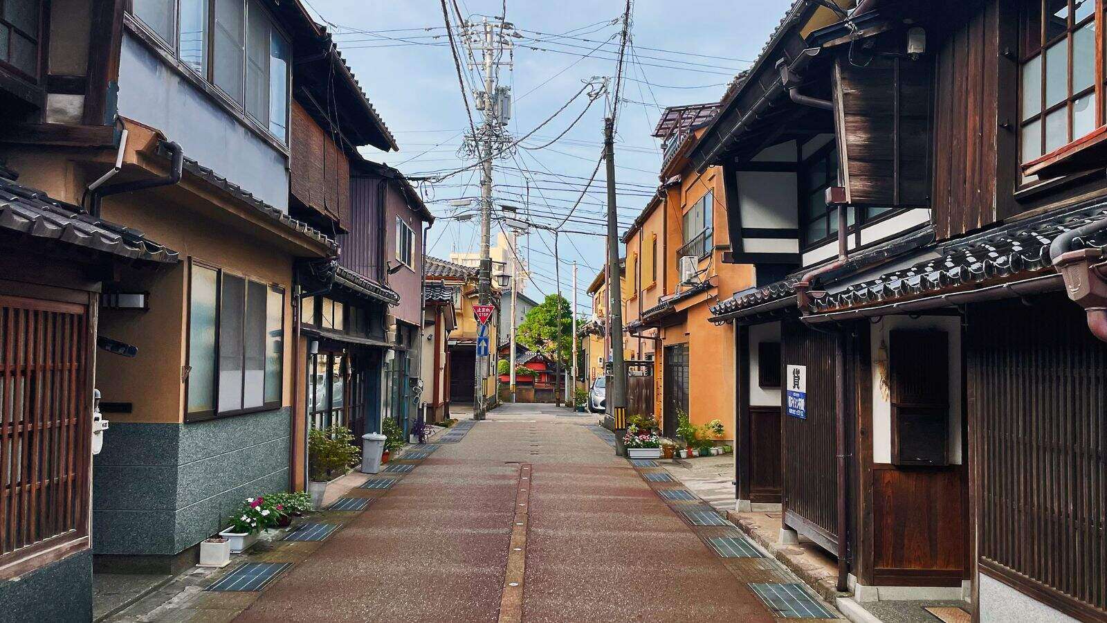 18 Hidden Gems in Japan That Only the Locals Know About 5 Kanazawas Higashi Chaya District