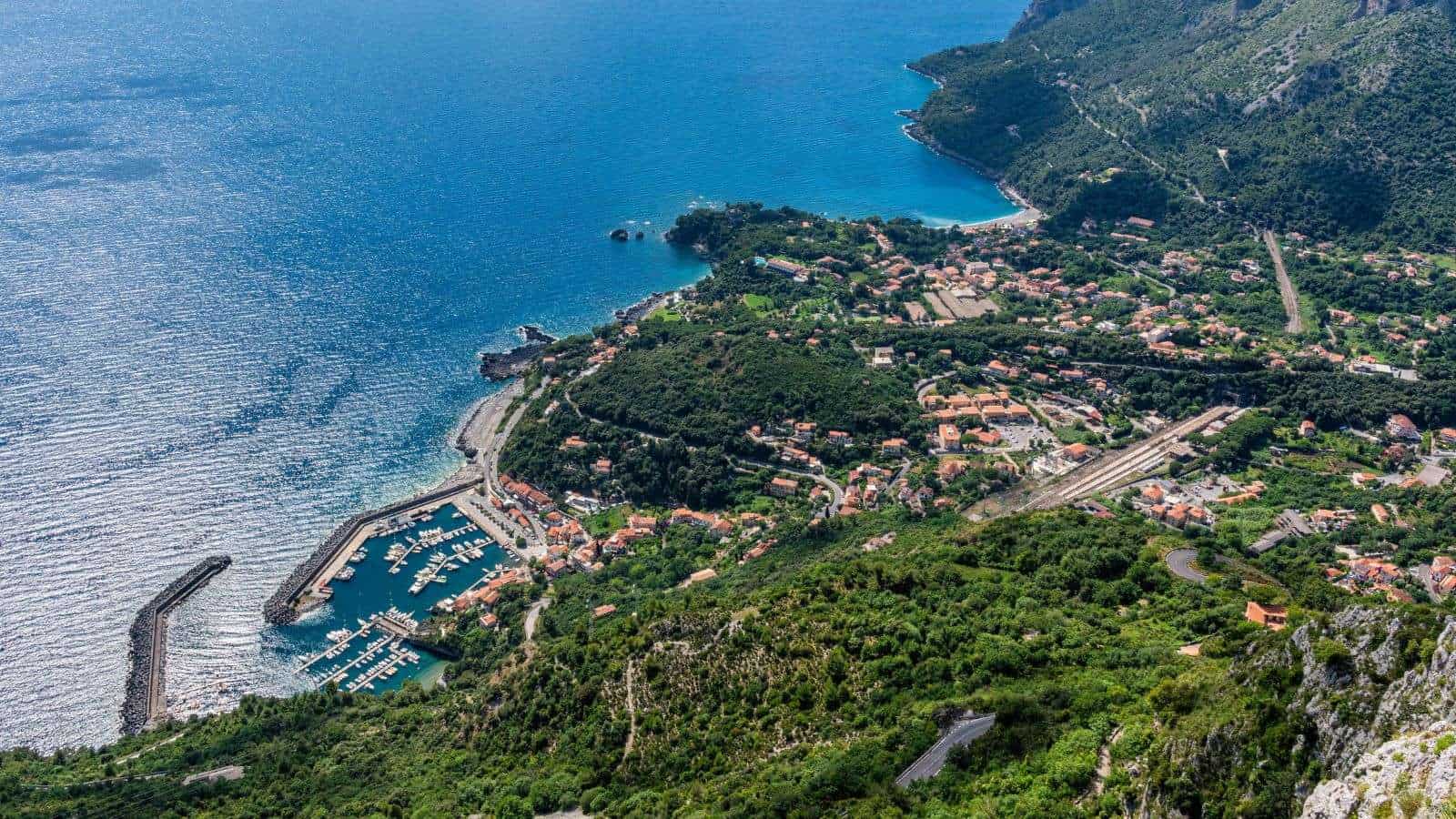 18 Picturesque Towns in Italy That Only Locals Visit 17 Maratea in Basilicata