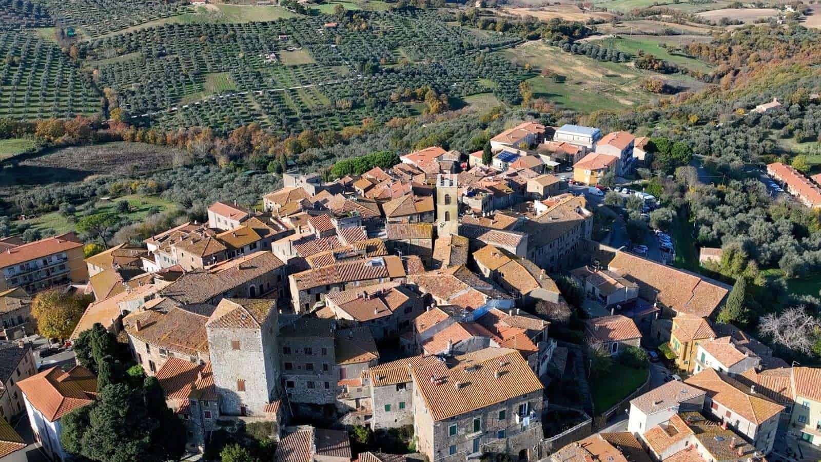 18 Picturesque Towns in Italy That Only Locals Visit 8 Montemerano in Tuscany