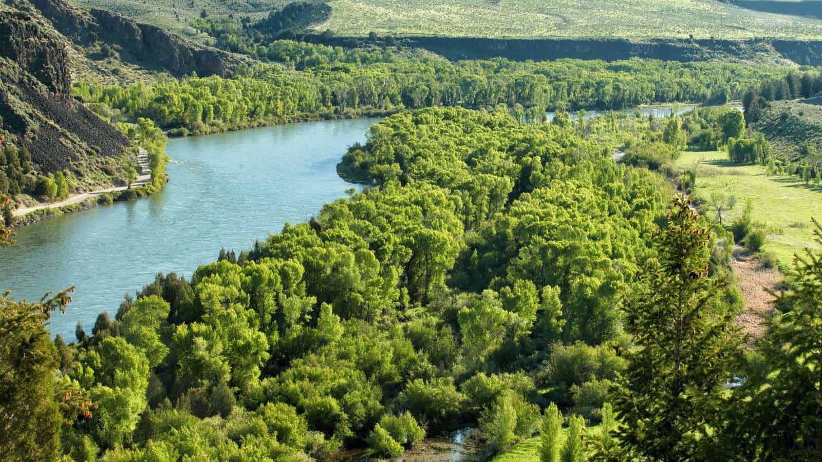 19 Local-Favorite U.S. Rivers Perfect for a Weekend Escape 17 Snake River Idaho