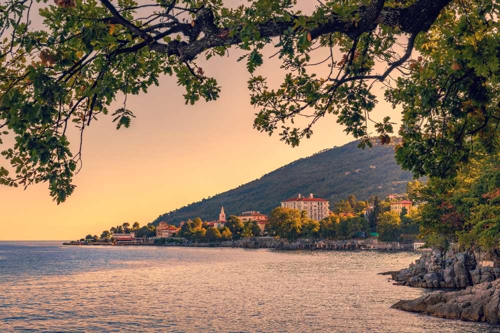 24 Scenic Retreats That Don’t Cost a Fortune 9 shutterstock 2303325261