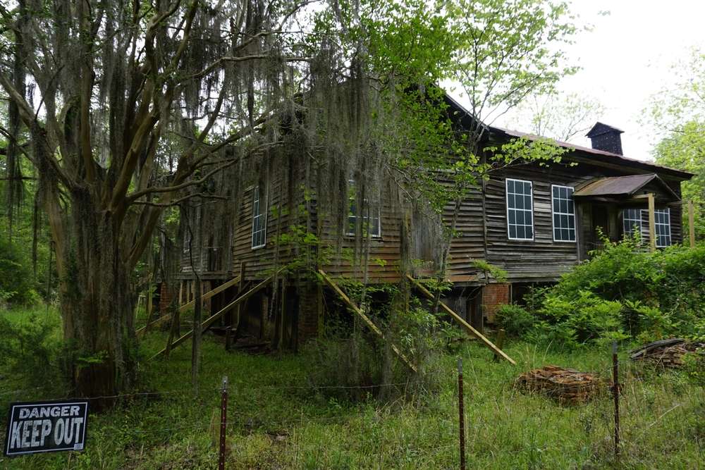 26 Ghost Towns That Still Feel Weirdly Not Empty 5 shutterstock 2530040799
