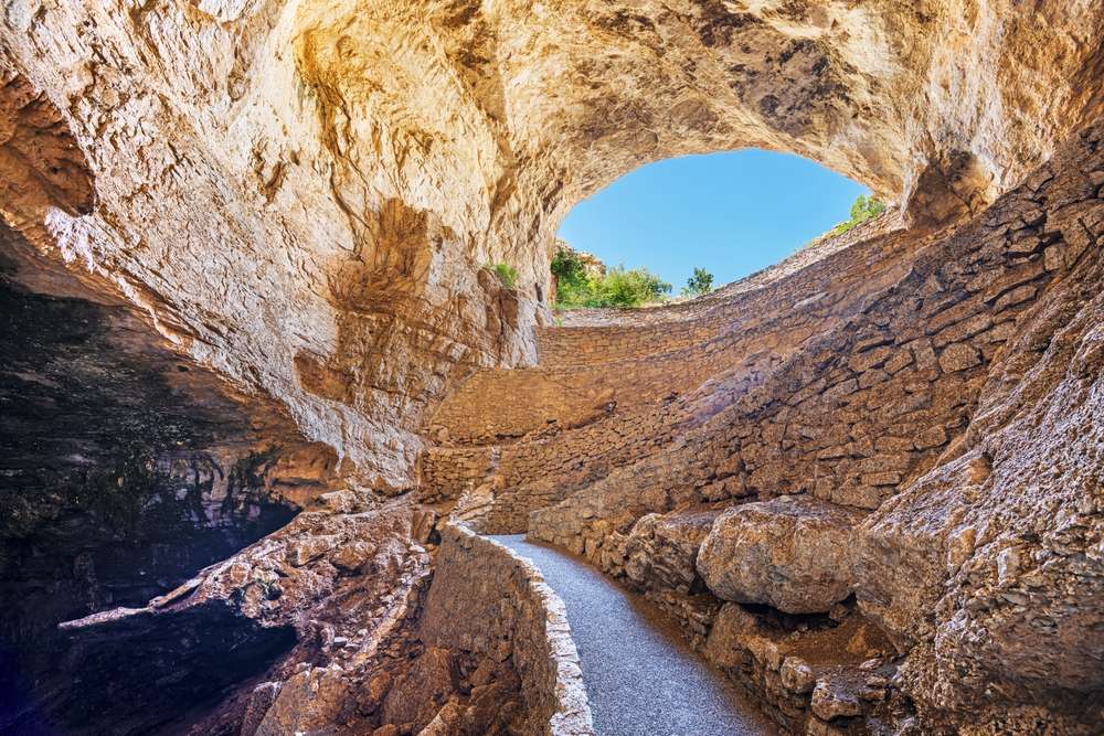 20 Jaw-Dropping Caves in the U.S. You Can Explore 23 20 Jaw-Dropping Caves in the U.S. You Can Explore