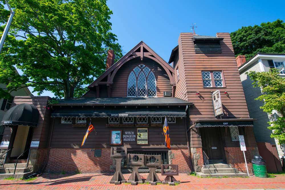 22 U.S. Tourist Traps With Backstories Way Darker Than the Souvenirs 3 shutterstock 1803537634