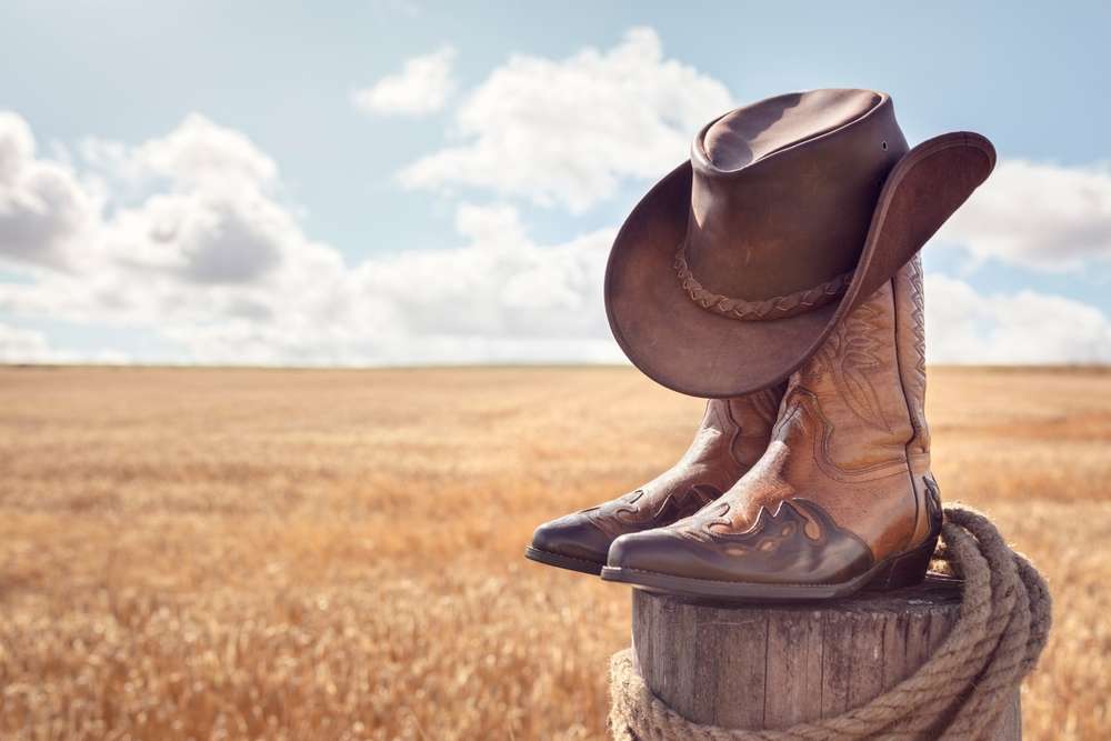 22 U.S. Bars in the Middle of Nowhere With Wild Stories on Every Wall 6 shutterstock 2352848789