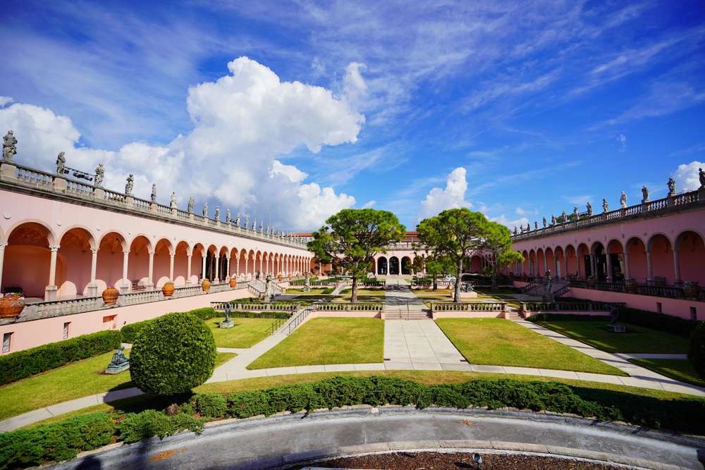 23 American Mansions So Massive You’ll Think They’re Fake 21 shutterstock 2391653055