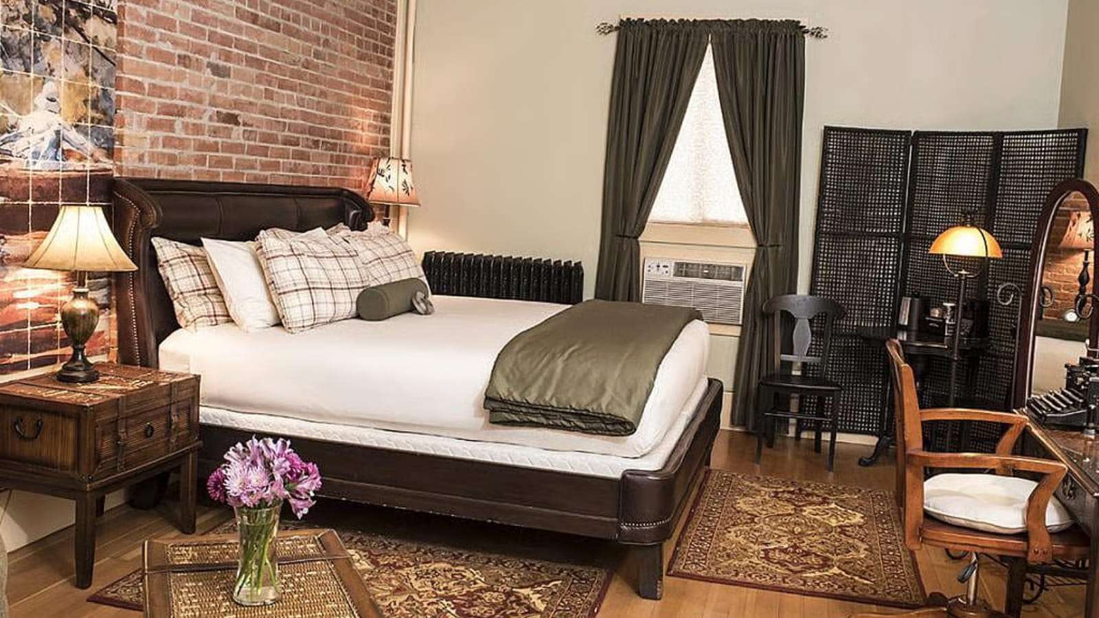 Romantic Destinations Perfect for a Last‑Minute Valentine’s Getaway 10 Chamberlin Inn, Cody, Wyoming Hemingway King Suite
