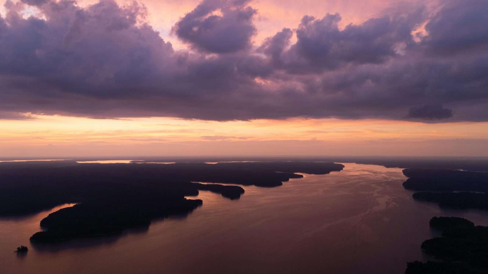 17 American Lakes Locals Believe “Never Give Back What They Take” 11 pexels sam mccool 1923523643 33786533 1